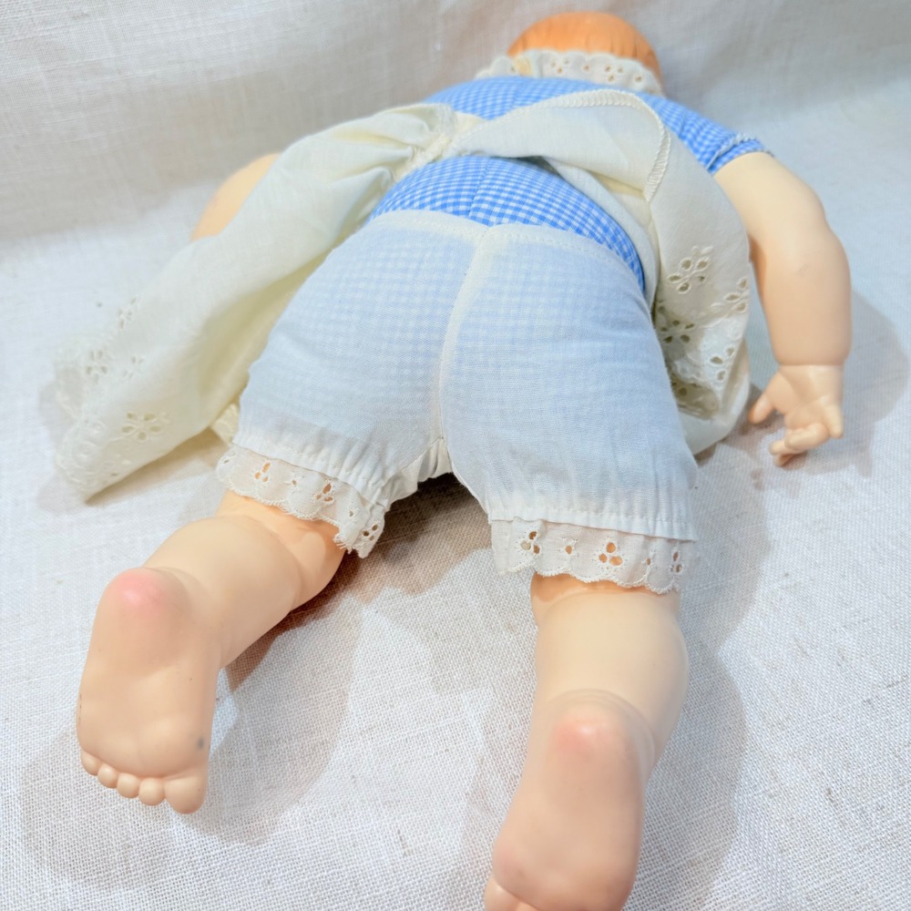 Vintage 1979 Gerber Baby Doll Vinyl Gingham Dress Eyelet Apron Collectible 1970s - Picture 4 of 7
